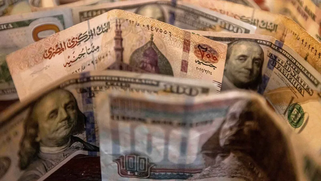 استقرار الدولار أمام الجنيه في بنوك مصر يثير التساؤلات